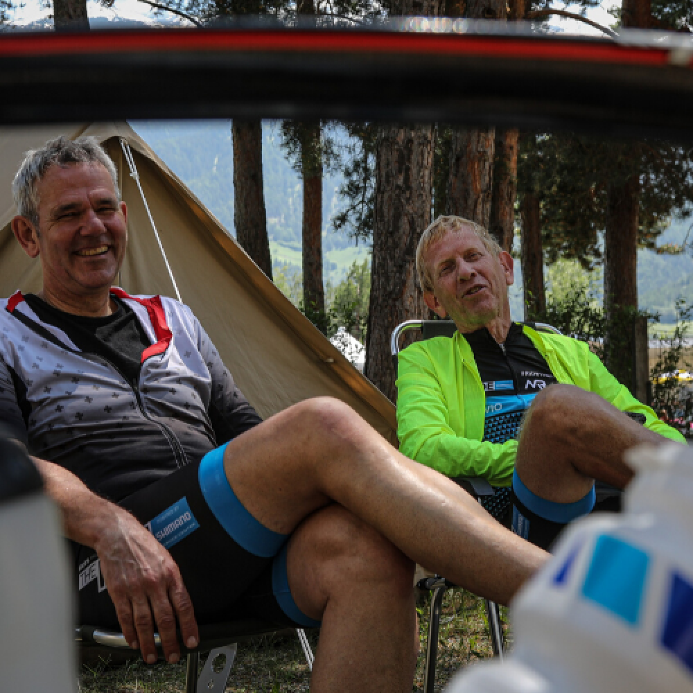 Een begeleider steunt jou tijdens The Ride