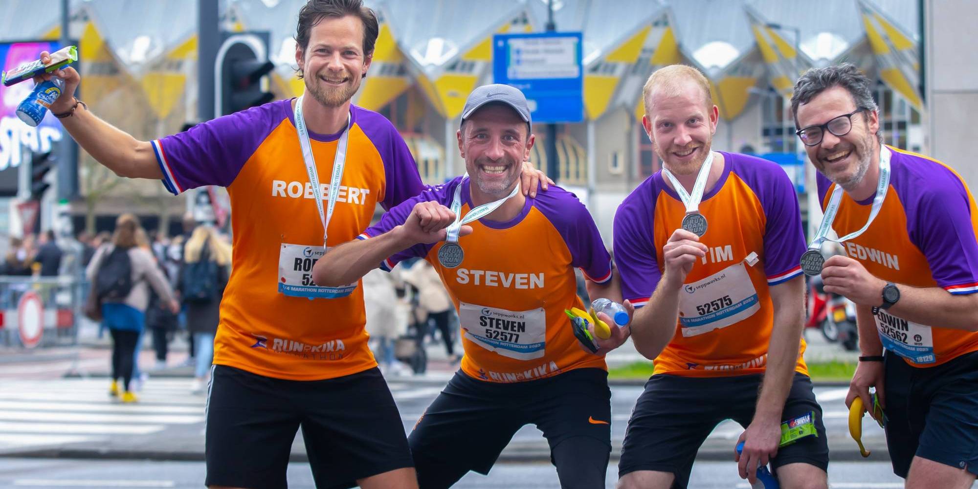 Hardlopers bij kubuswoningen in Rotterdam