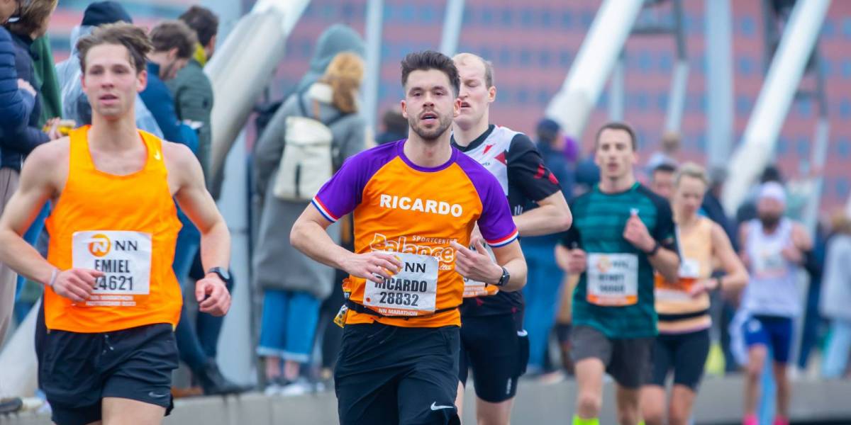 Hardlopers lopen over Erasmusbrug in Rotterdam