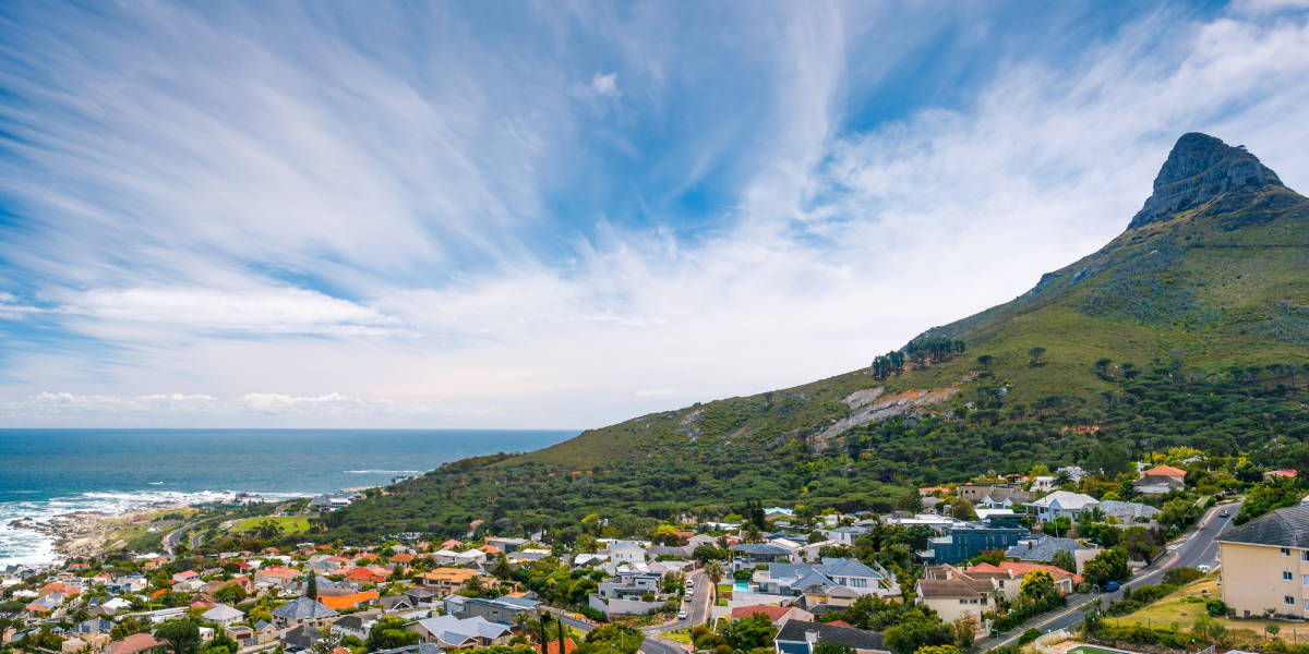 Uitzicht zee en bergen in Kaapstad