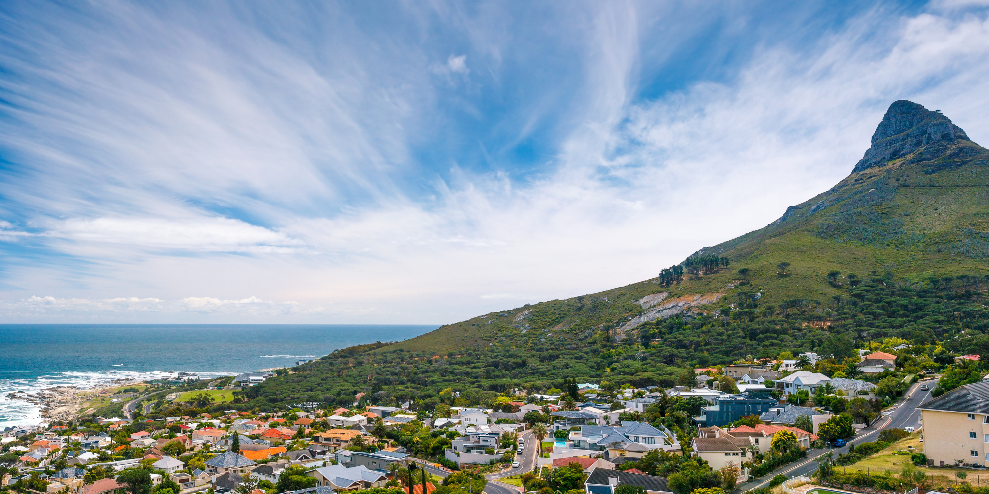 Uitzicht zee en bergen in Kaapstad