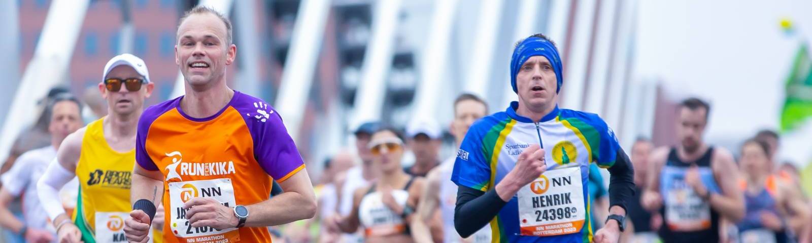 Man loopt over Erasmusbrug in Rotterdam