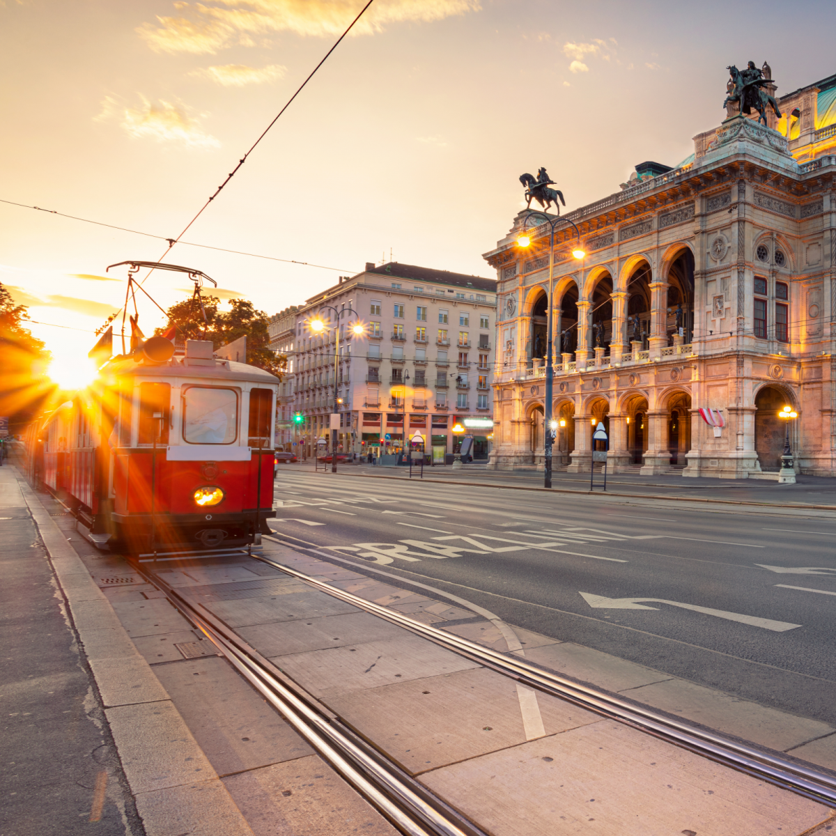 Tram in Wenen tijdens zonsondergang