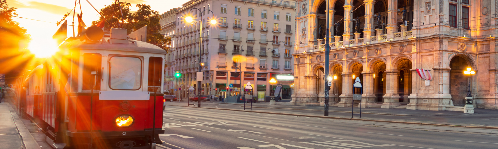 Tram in Wenen tijdens zonsondergang