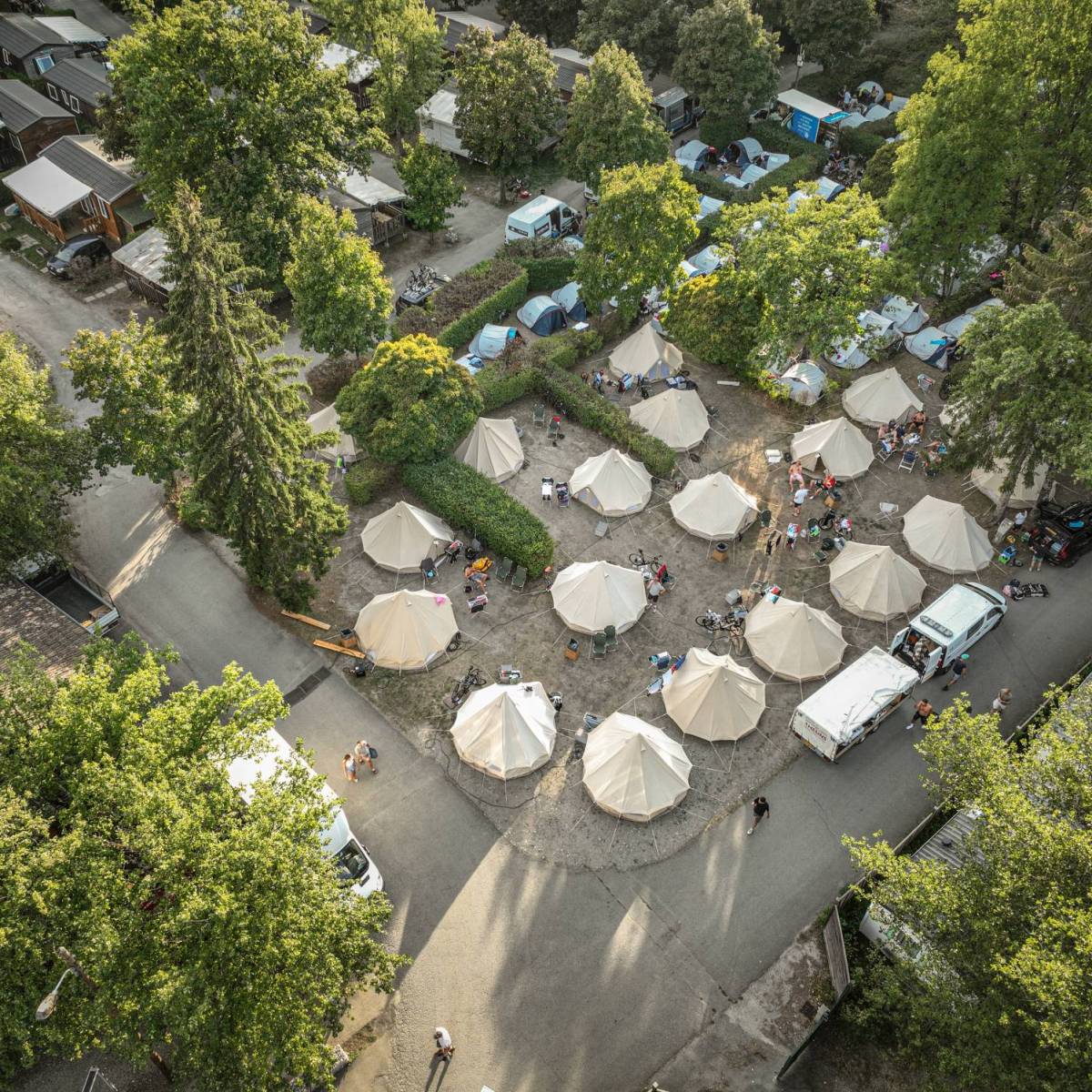 Een bovenaanzicht van het Glamping-gedeelte op een camping