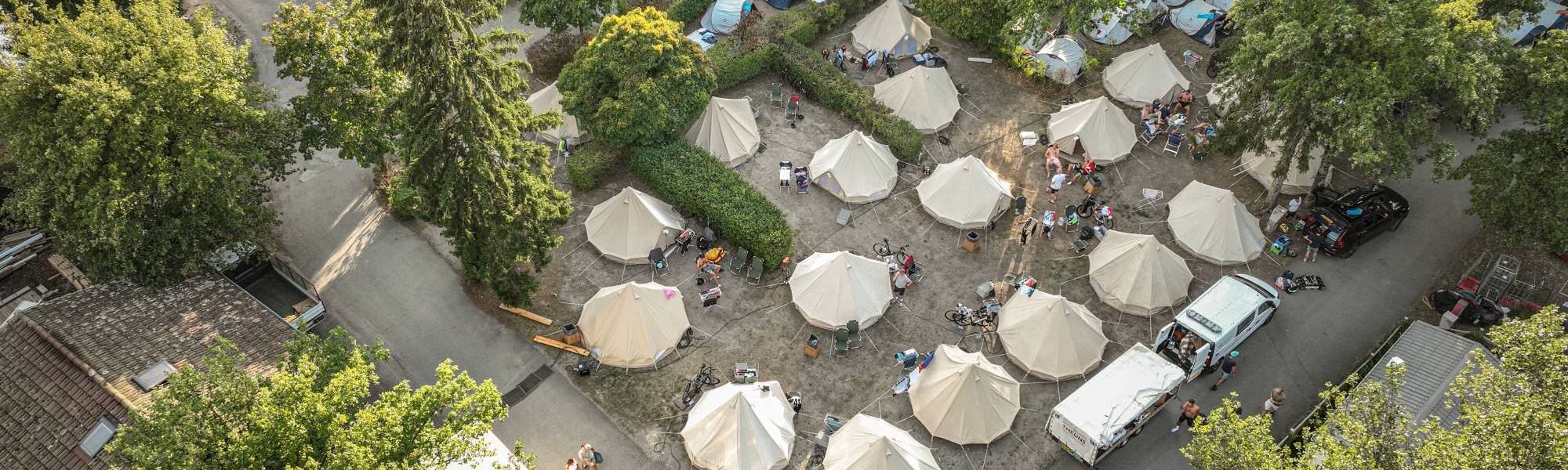 Een bovenaanzicht van het Glamping-gedeelte op een camping