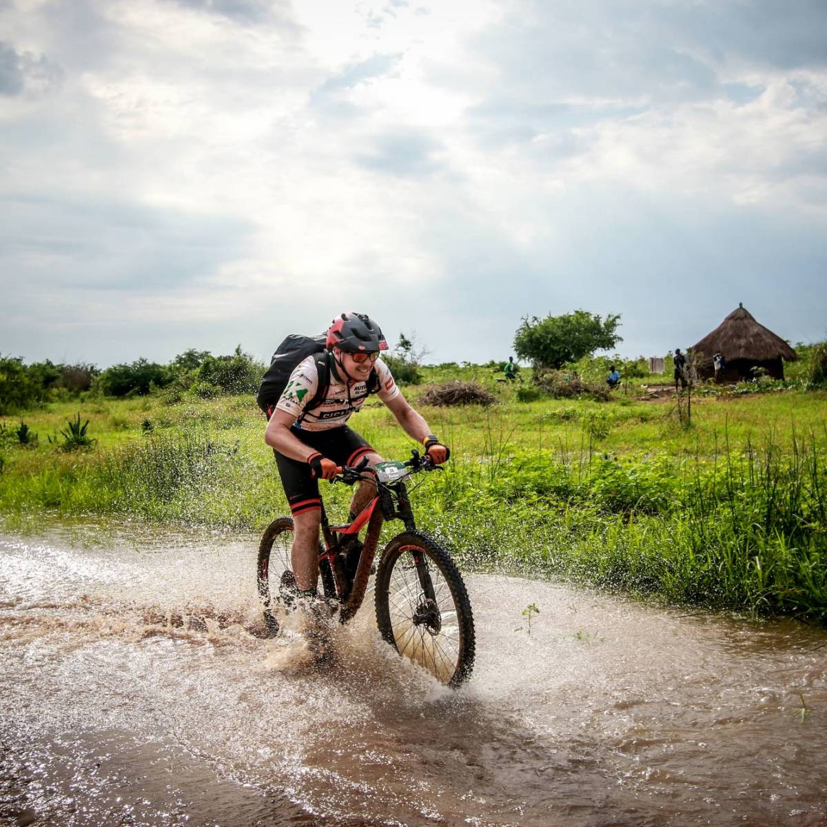 Deelnemer Africa Classic frietst door een stroompje