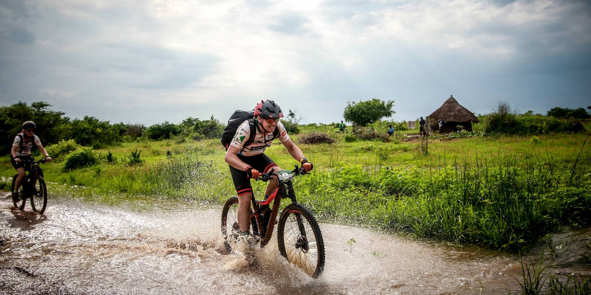 Deelnemer van Africa Classic op de fiets
