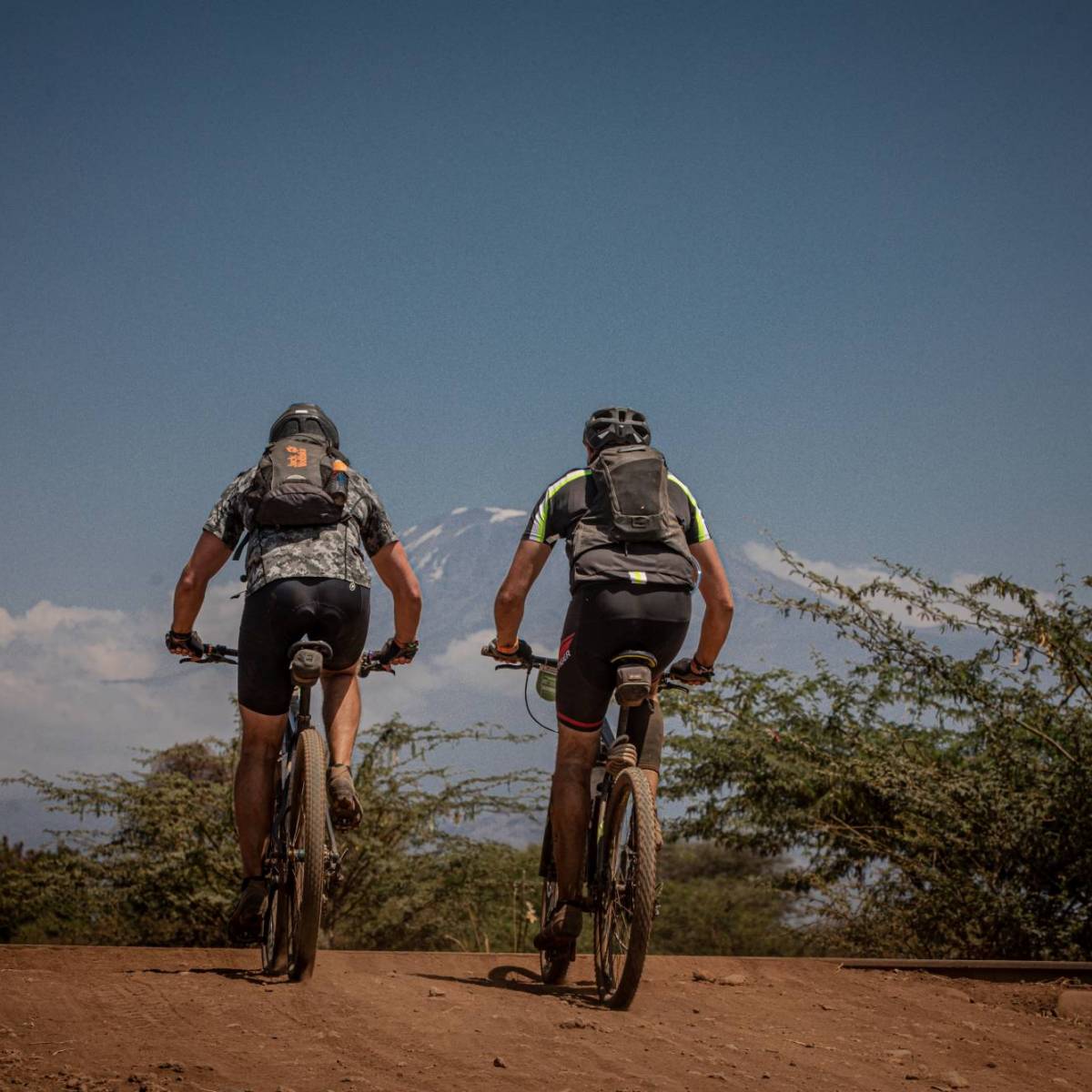 twee fietsers in Afrika met berg