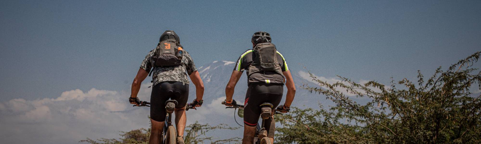 twee fietsers in Afrika met berg