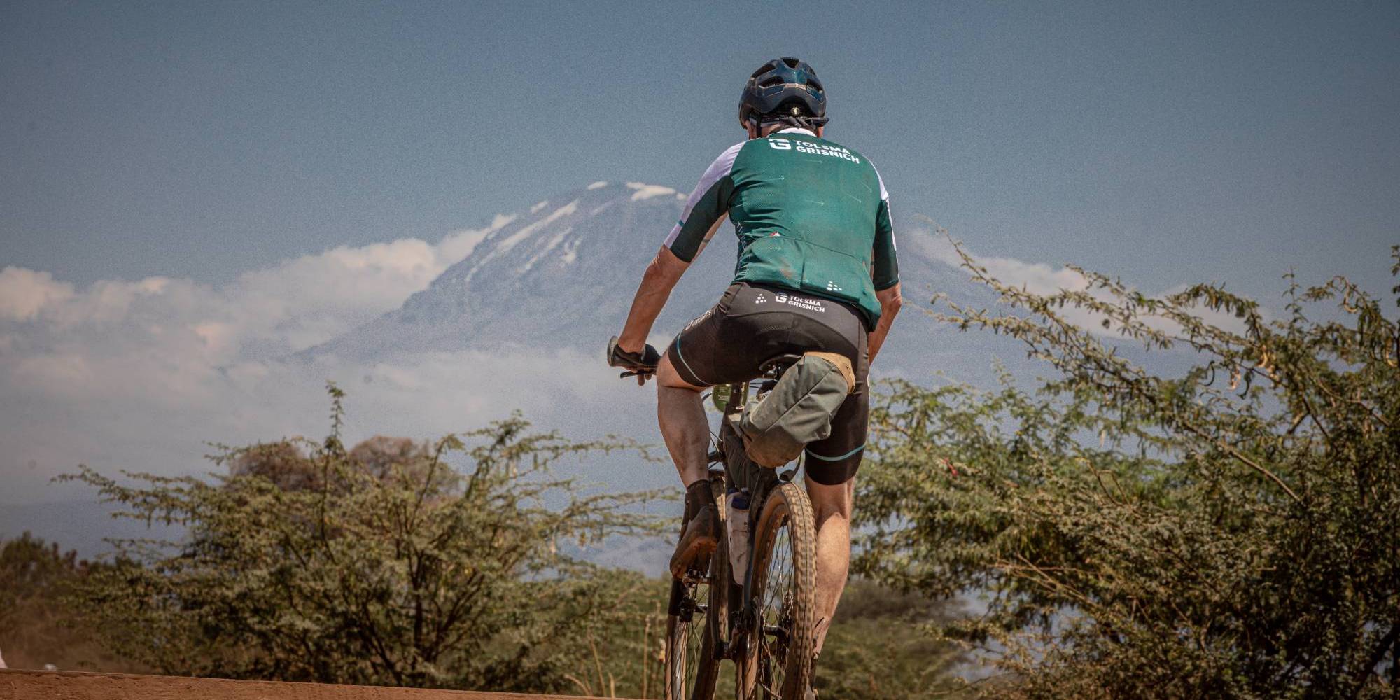 Deelnemer van Africa Classic op de fiets