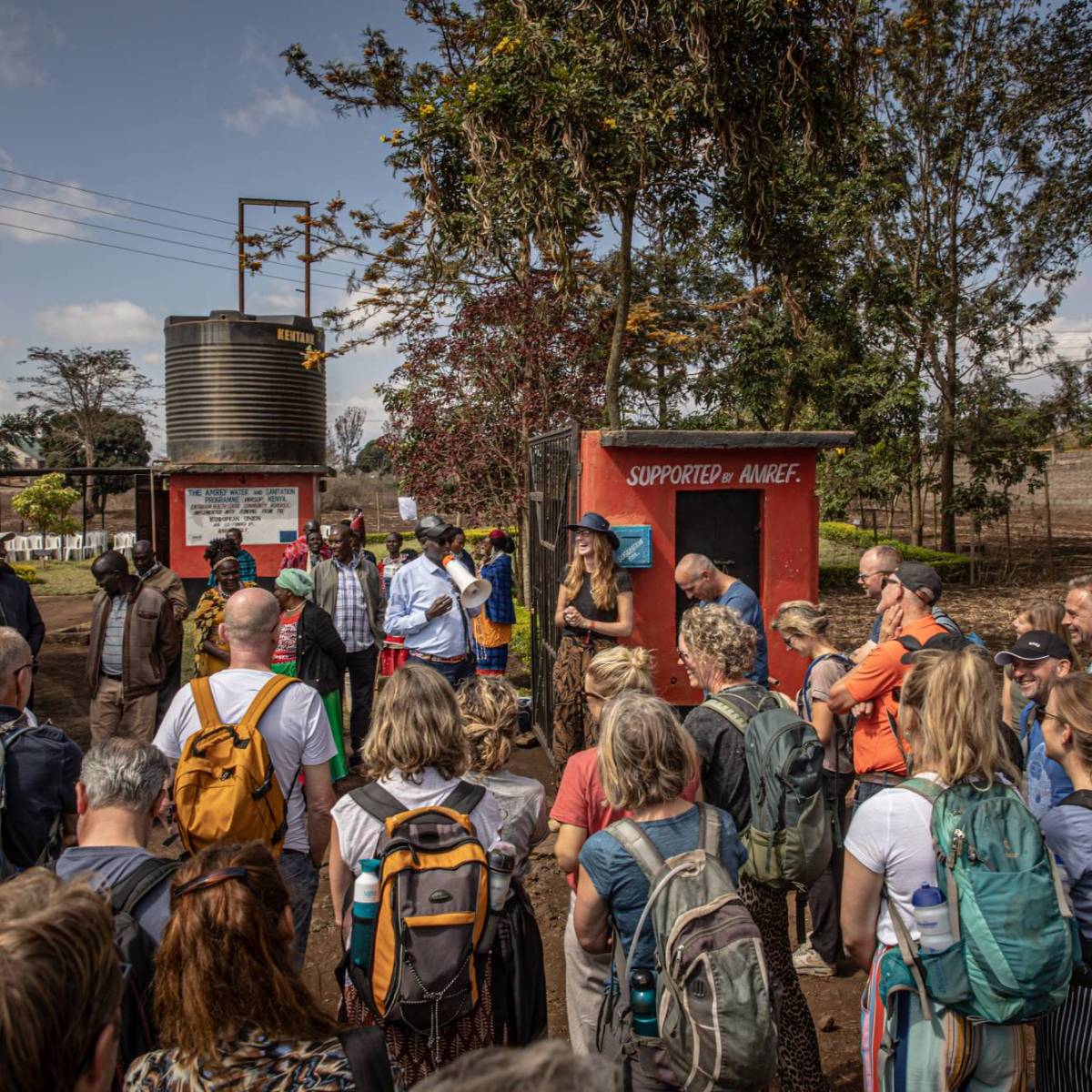 Afrikaanse mannen en vrouwen geven les aan een groep leerlingen en volwassenen.