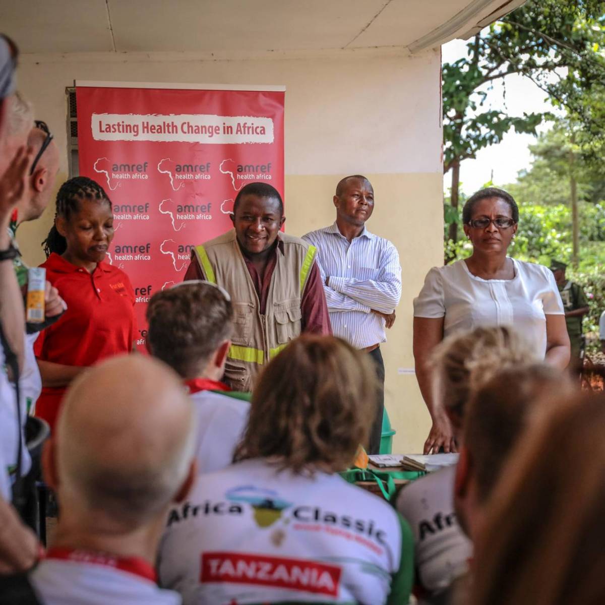 Een Afrikaanse docent geeft les aan deelnemers van Africa Classic en zijn studenten
