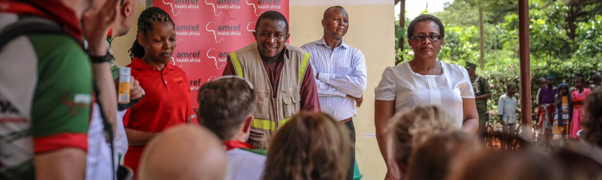 Een Afrikaanse docent geeft les aan deelnemers van Africa Classic en zijn studenten