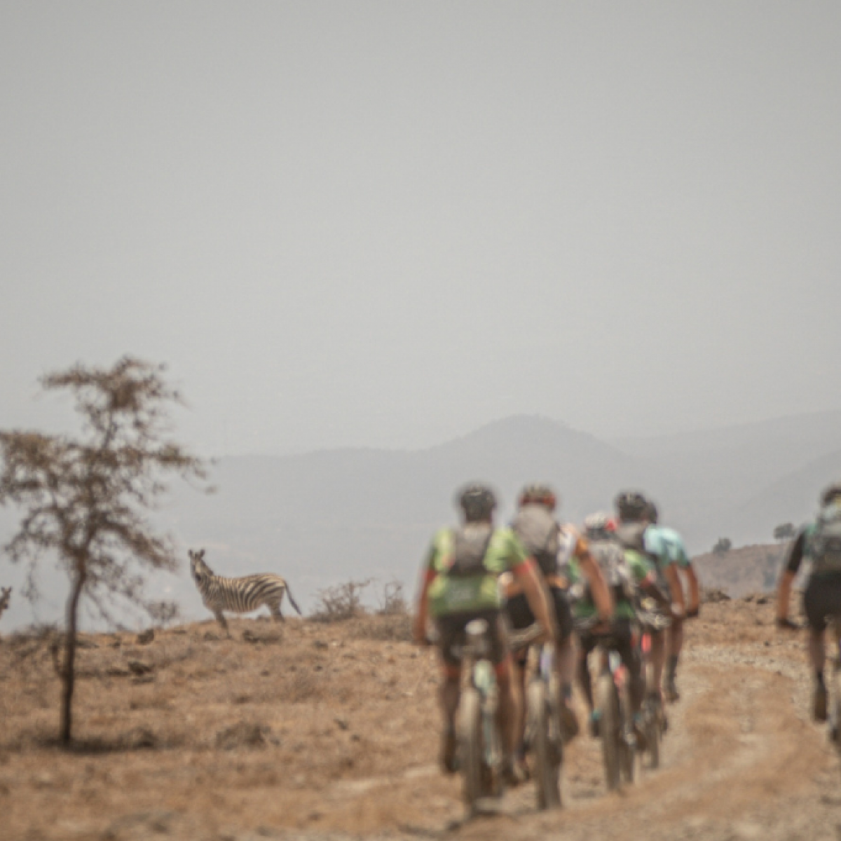 Mountainbikers fietsen door een waterval in Afrika