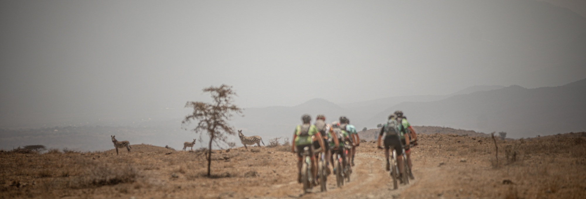 Mountainbikers fietsen door een waterval in Afrika