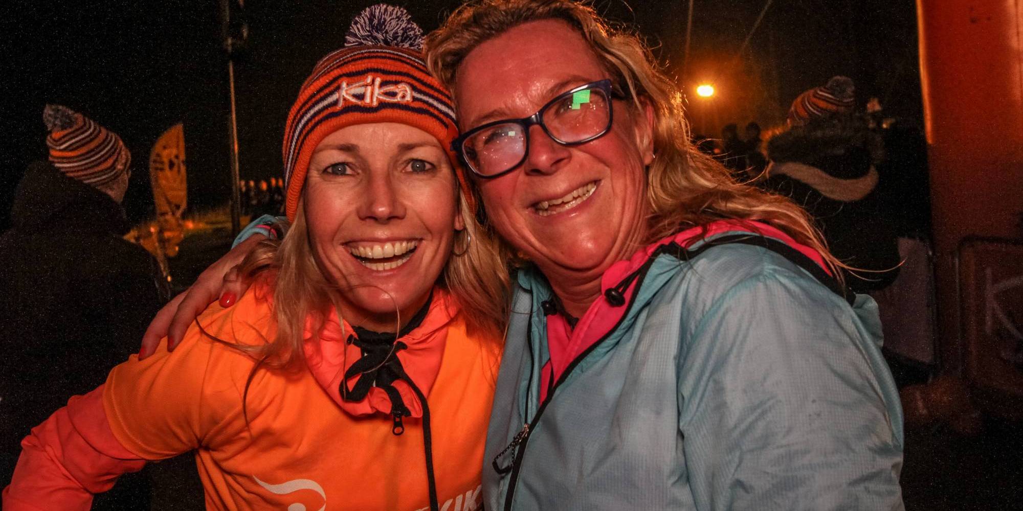 Meerdere mensen met een Run for KiKa shirt aan, handen bij elkaar.