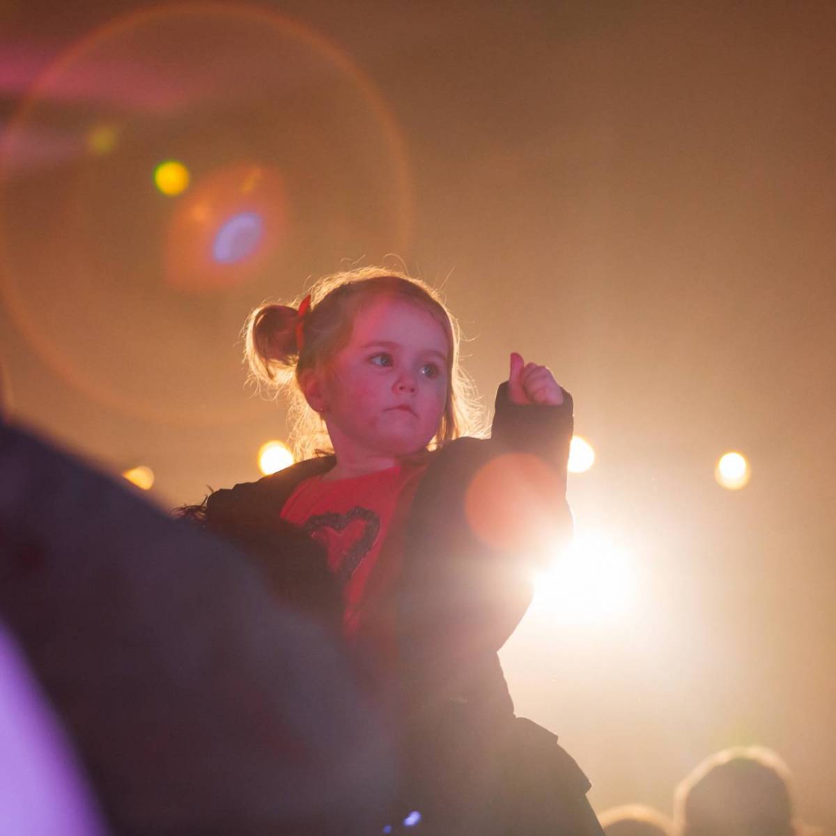 Meerdere mensen met een Run for KiKa shirt aan, handen bij elkaar.