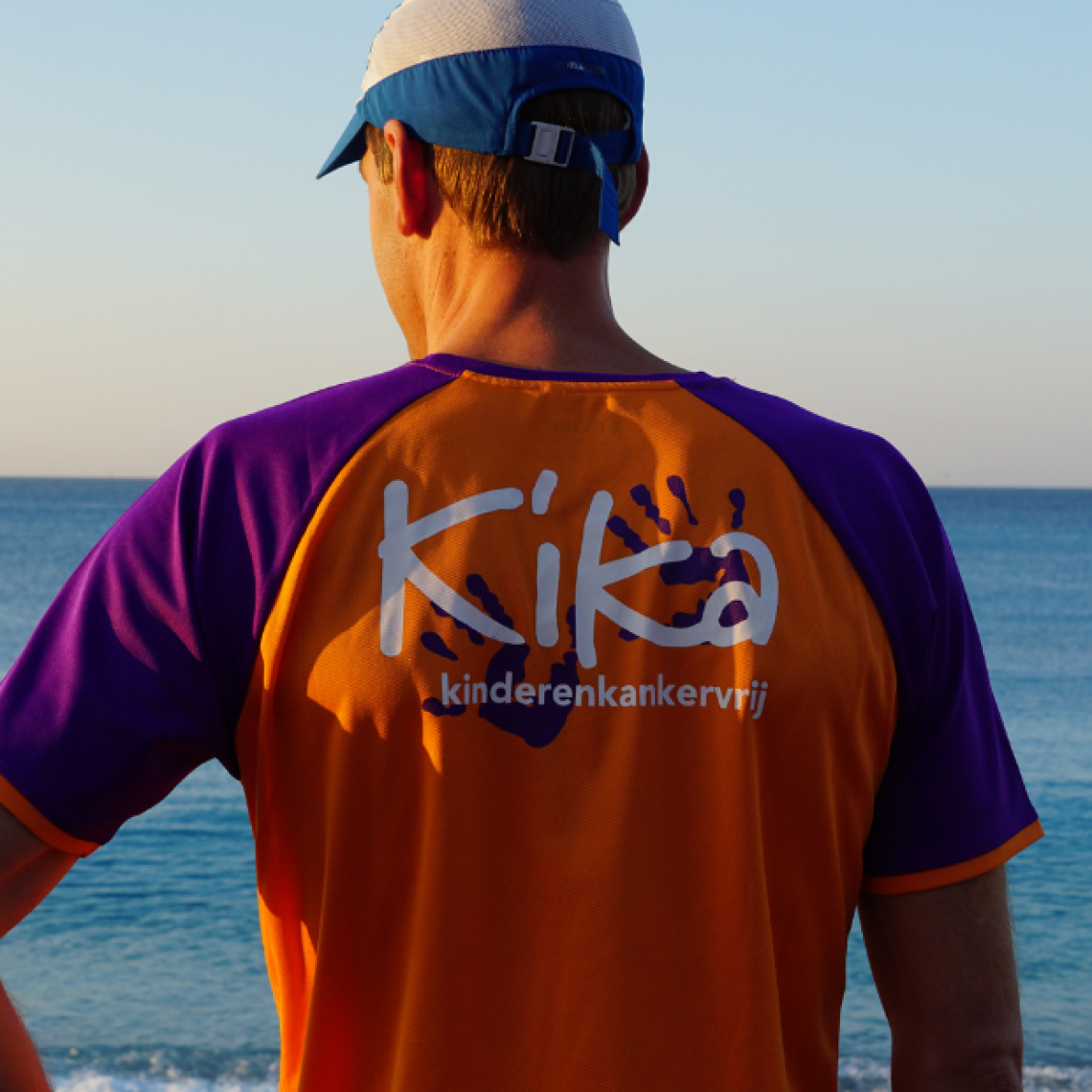 Deelnemer die zijn medaille ontvangt van de IRONMAN organisatie in het finishgebied