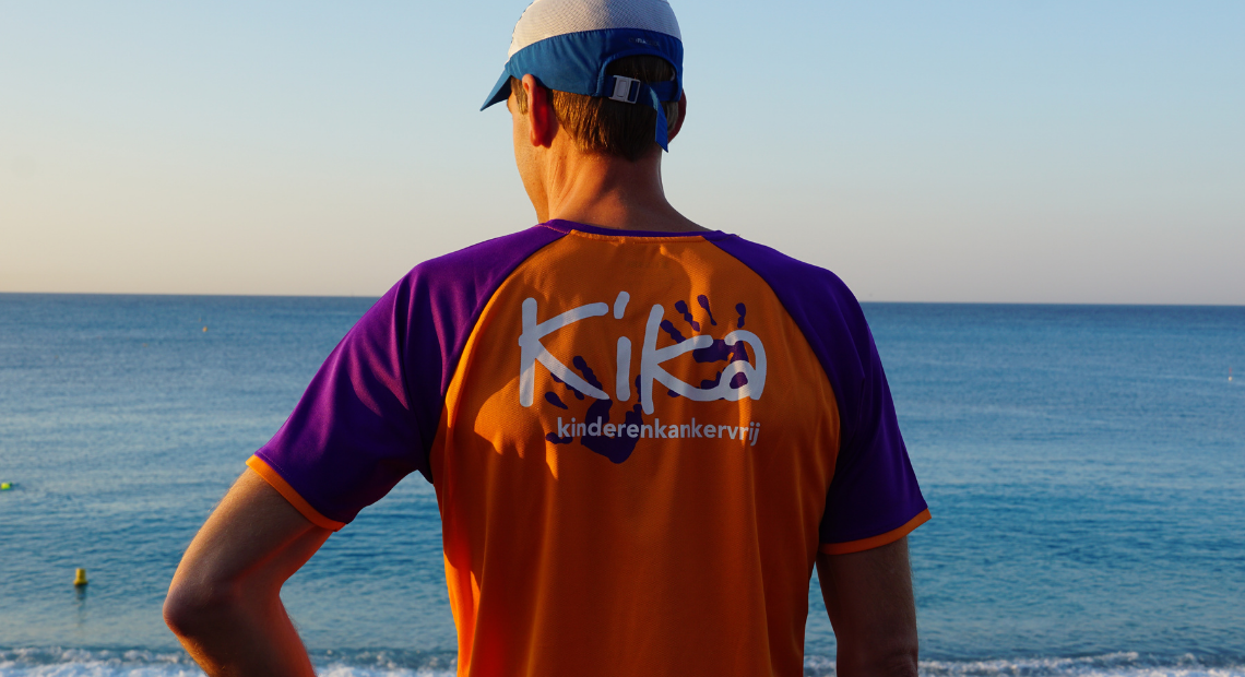 Deelnemer die zijn medaille ontvangt van de IRONMAN organisatie in het finishgebied