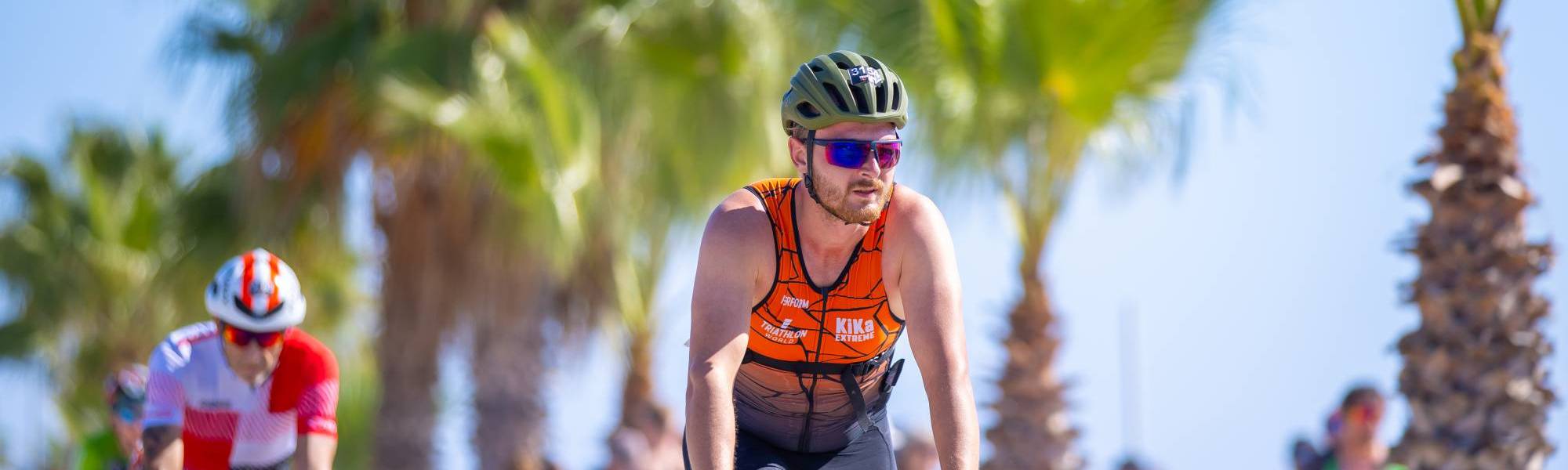Organisator die met twee gefinishte deelnemers in het KiKa Extreme trisuit terugblikt op de race