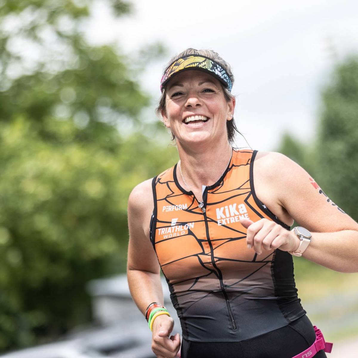 Deelnemer van KiKa Extreme die het laatste onderdeel doet van de halve triatlon