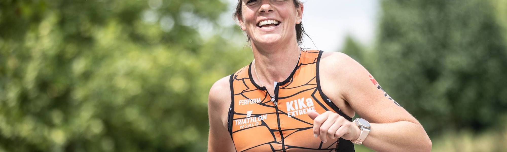 Deelnemer van KiKa Extreme die het laatste onderdeel doet van de halve triatlon