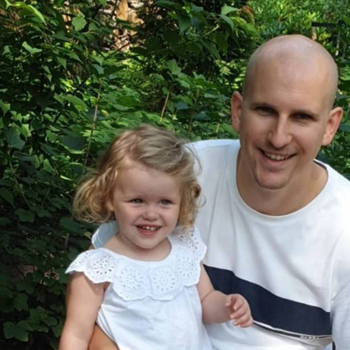 Deelnemer met zijn 2 jarige dochter op de foto.