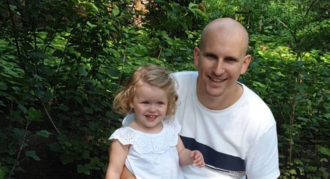 Deelnemer met zijn 2 jarige dochter op de foto.