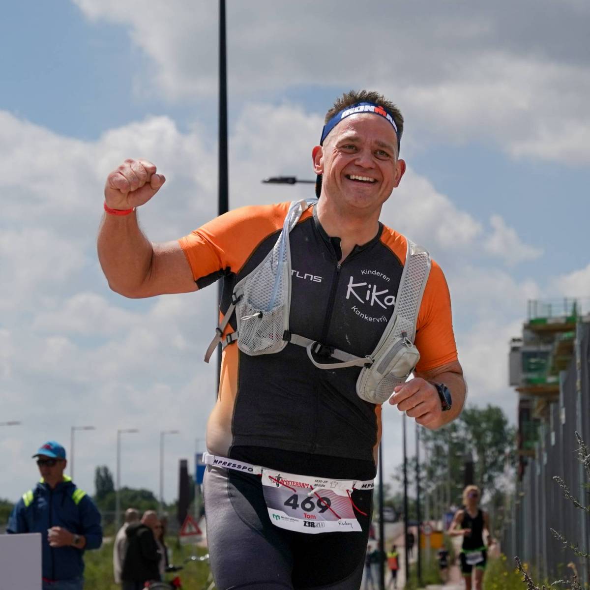 Juichende triatleet voor KiKa