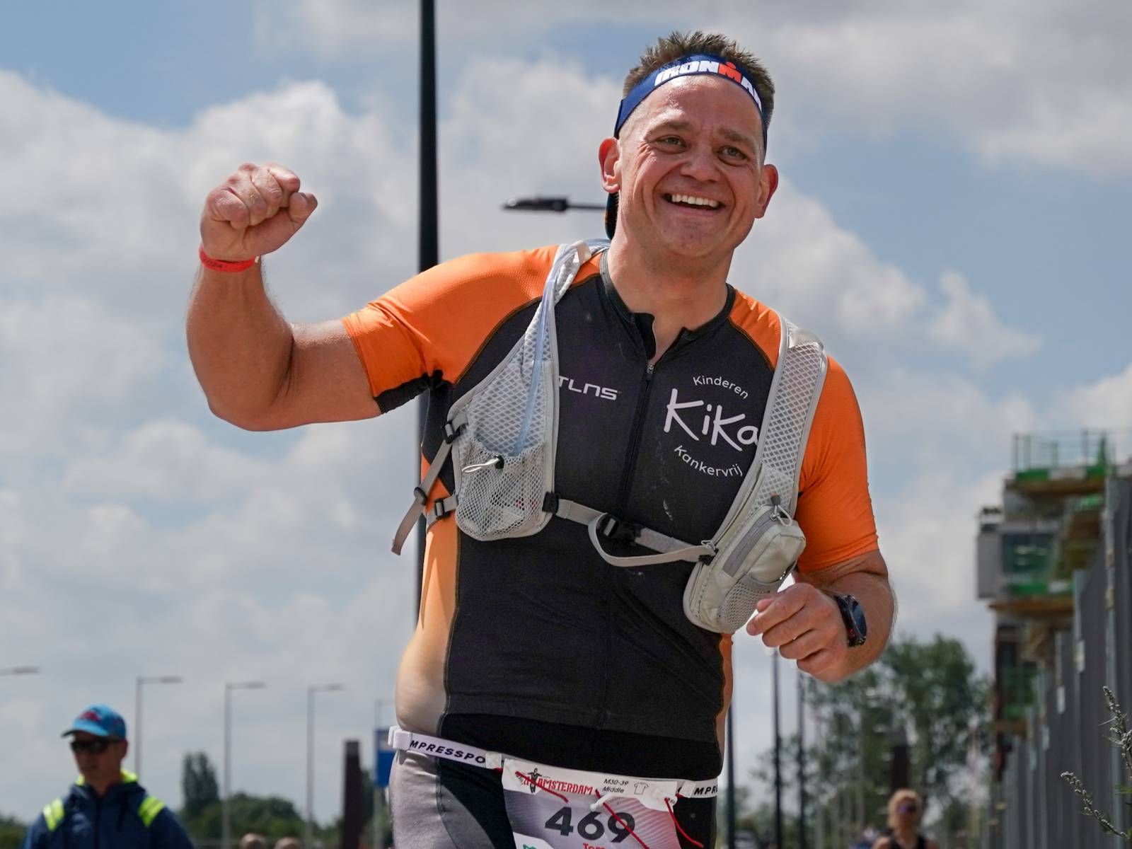 Juichende triatleet voor KiKa