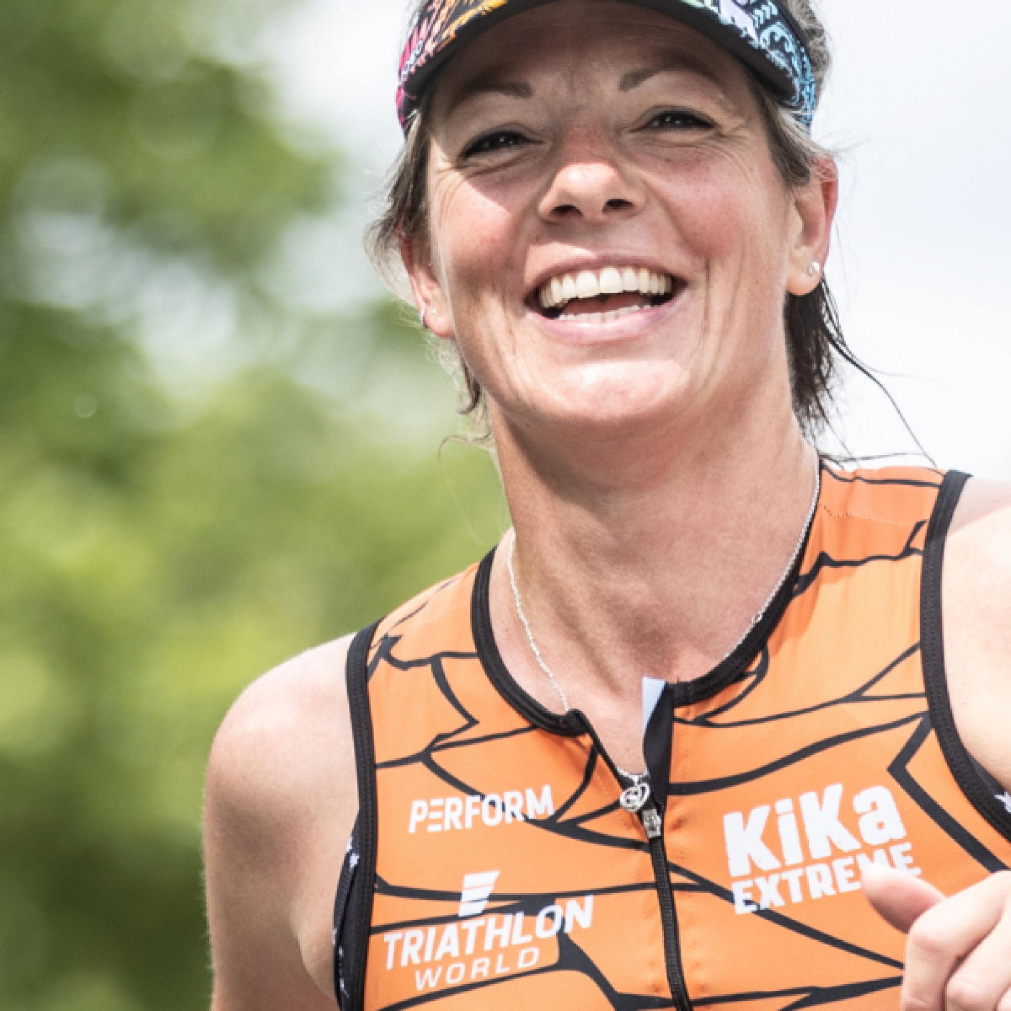 Deelnemer van KiKa Extreme die het laatste onderdeel doet van de halve triatlon