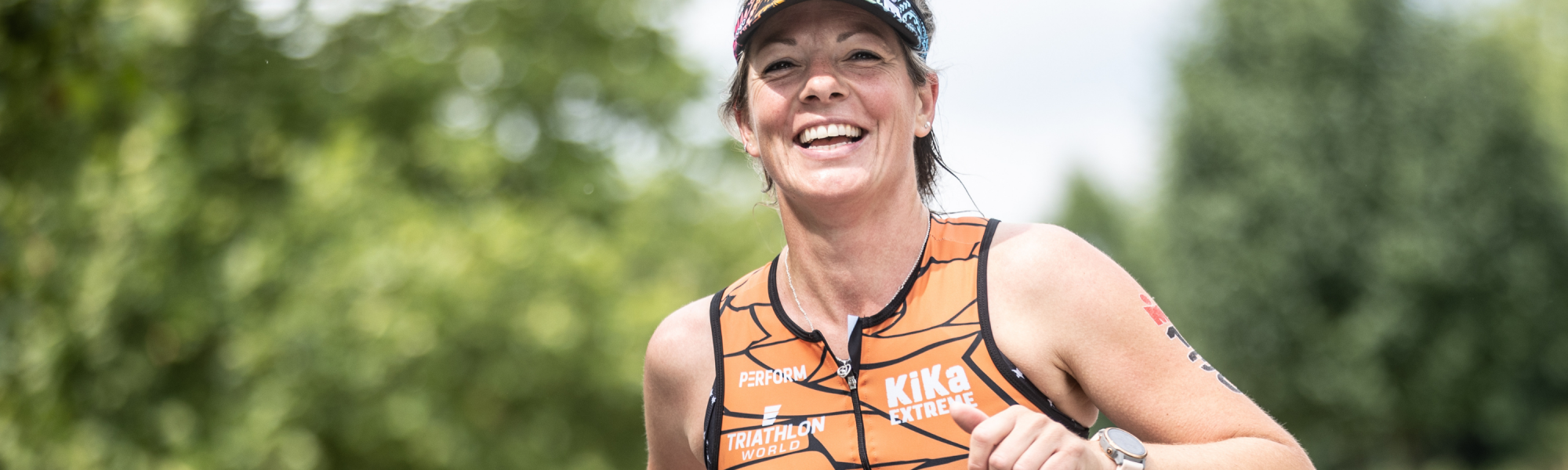 Deelnemer van KiKa Extreme die het laatste onderdeel doet van de halve triatlon