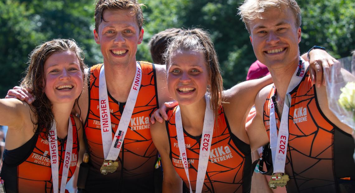Deelnemer die zijn medaille ontvangt van de IRONMAN organisatie in het finishgebied