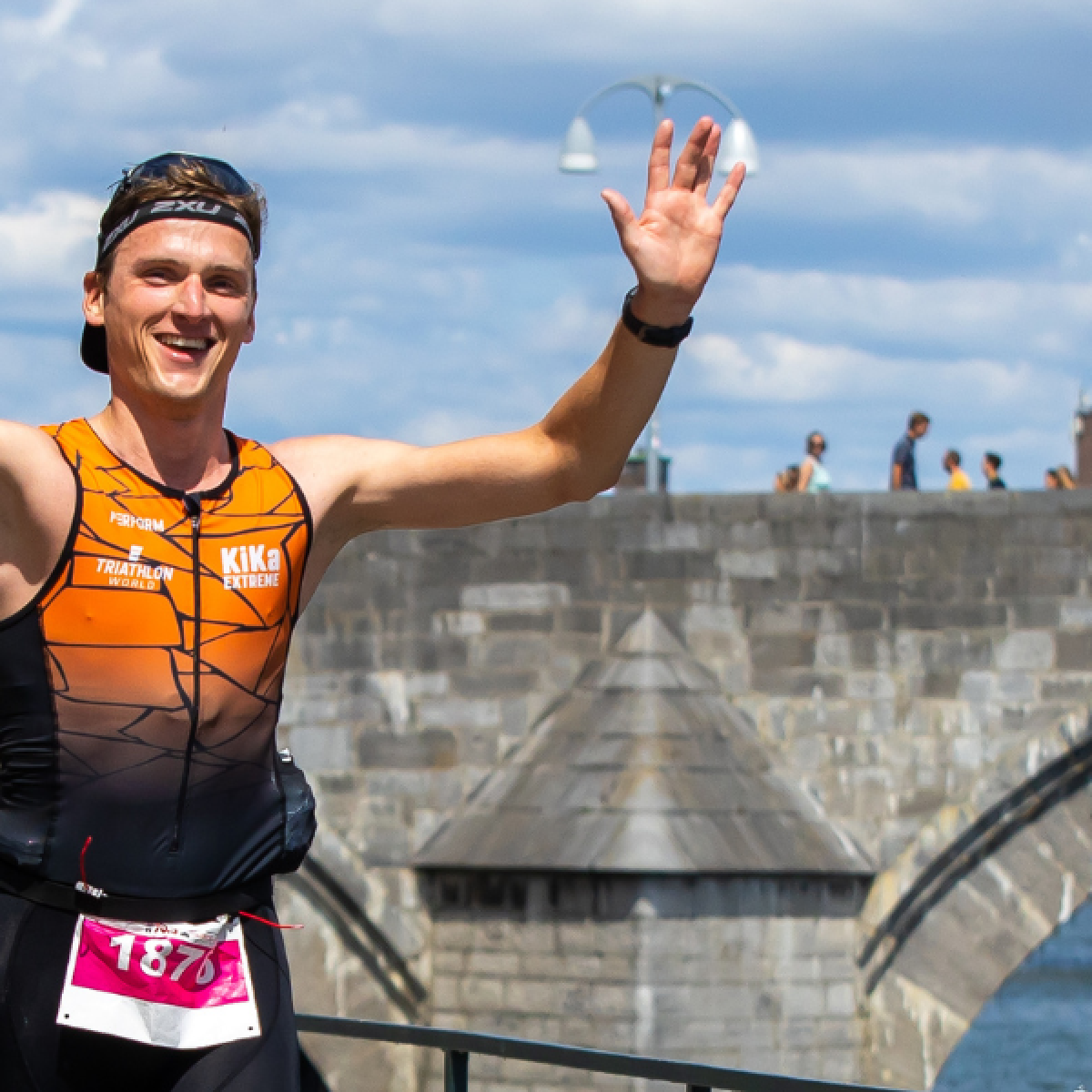 Zwemmen rondom de IRONMAN boeien met begeleiding van de organisatie