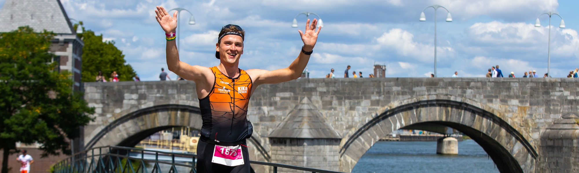 Zwemmen rondom de IRONMAN boeien met begeleiding van de organisatie