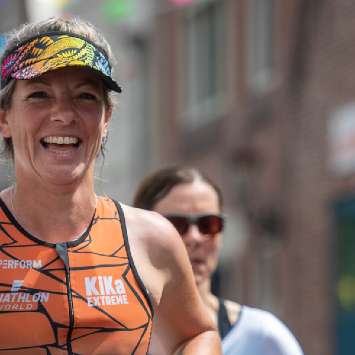 KiKa Extreme triatleten die trots met hun medaille staan na het finishen