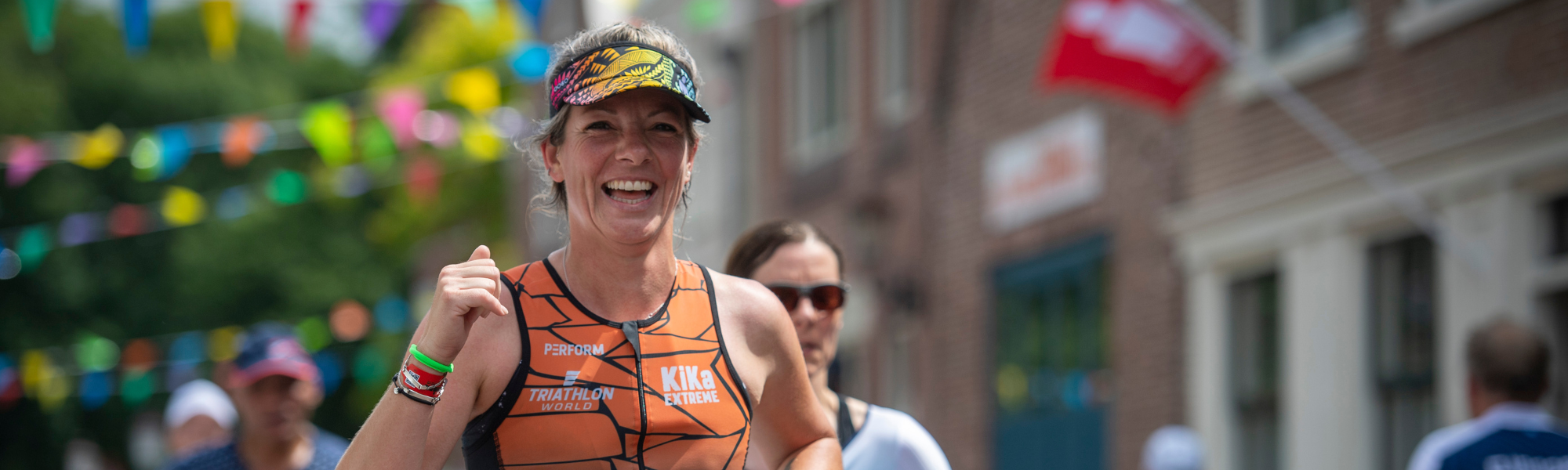 KiKa Extreme triatleten die trots met hun medaille staan na het finishen