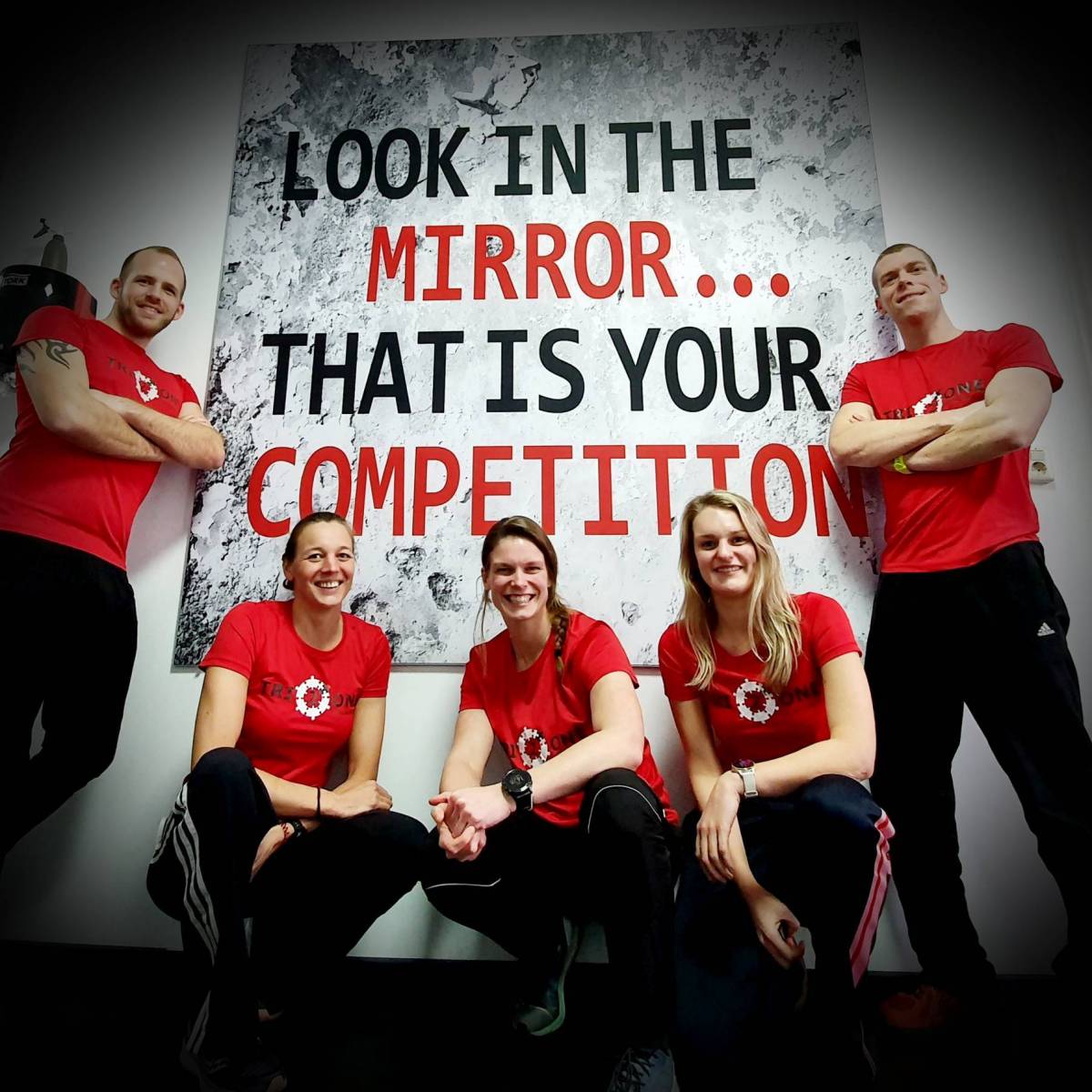 Het team van Tri2one Coaching in rode shirts