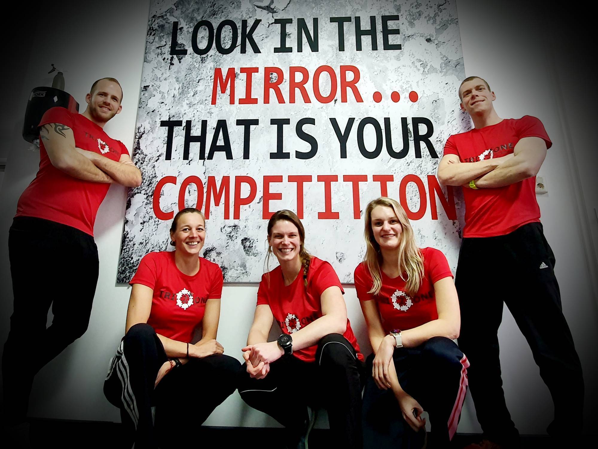 Het team van Tri2one Coaching in rode shirts