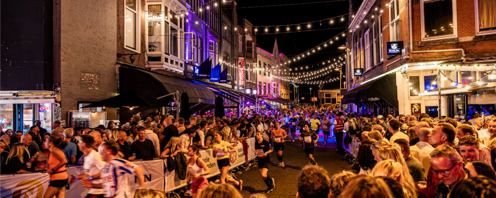 Hardlopers tijdens de Damloop by night